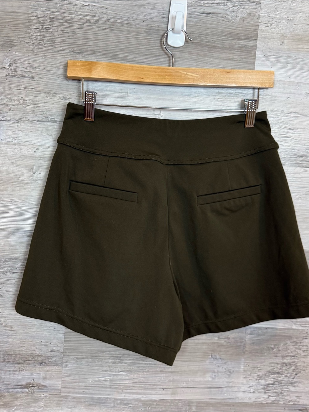 Halara Olive Green High Waisted Pleated Casual Shorts Size M Athleisure Stretch - Picture 3 of 8